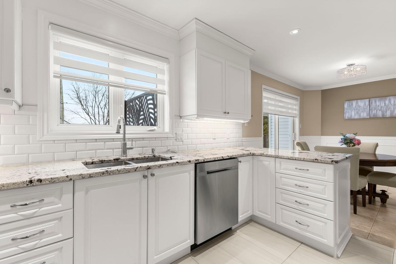 Cuisine - 40 Rue Michel-Mcnabb, Notre-Dame-De-L'Île-Perrot, QC - Indoor Photo Showing Kitchen With Upgraded Kitchen