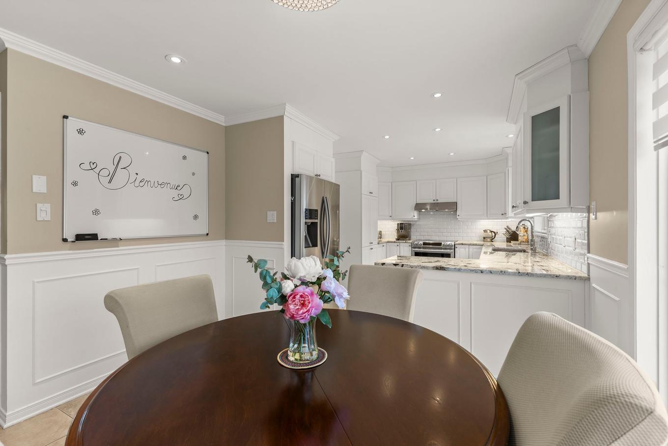 Coin-repas - 40 Rue Michel-Mcnabb, Notre-Dame-De-L'Île-Perrot, QC - Indoor