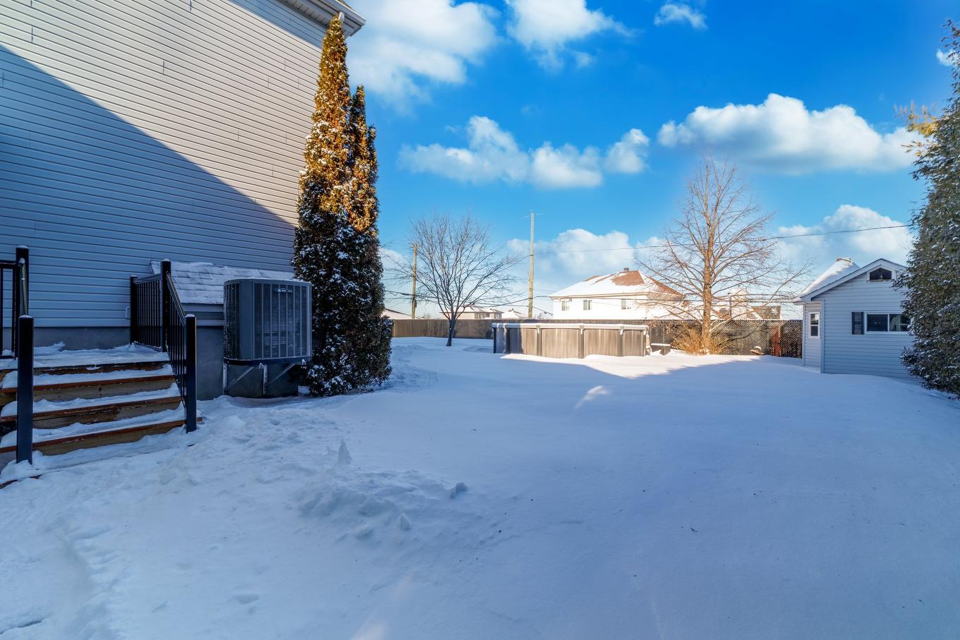 Cour - 40 Rue Michel-Mcnabb, Notre-Dame-De-L'Île-Perrot, QC - Outdoor