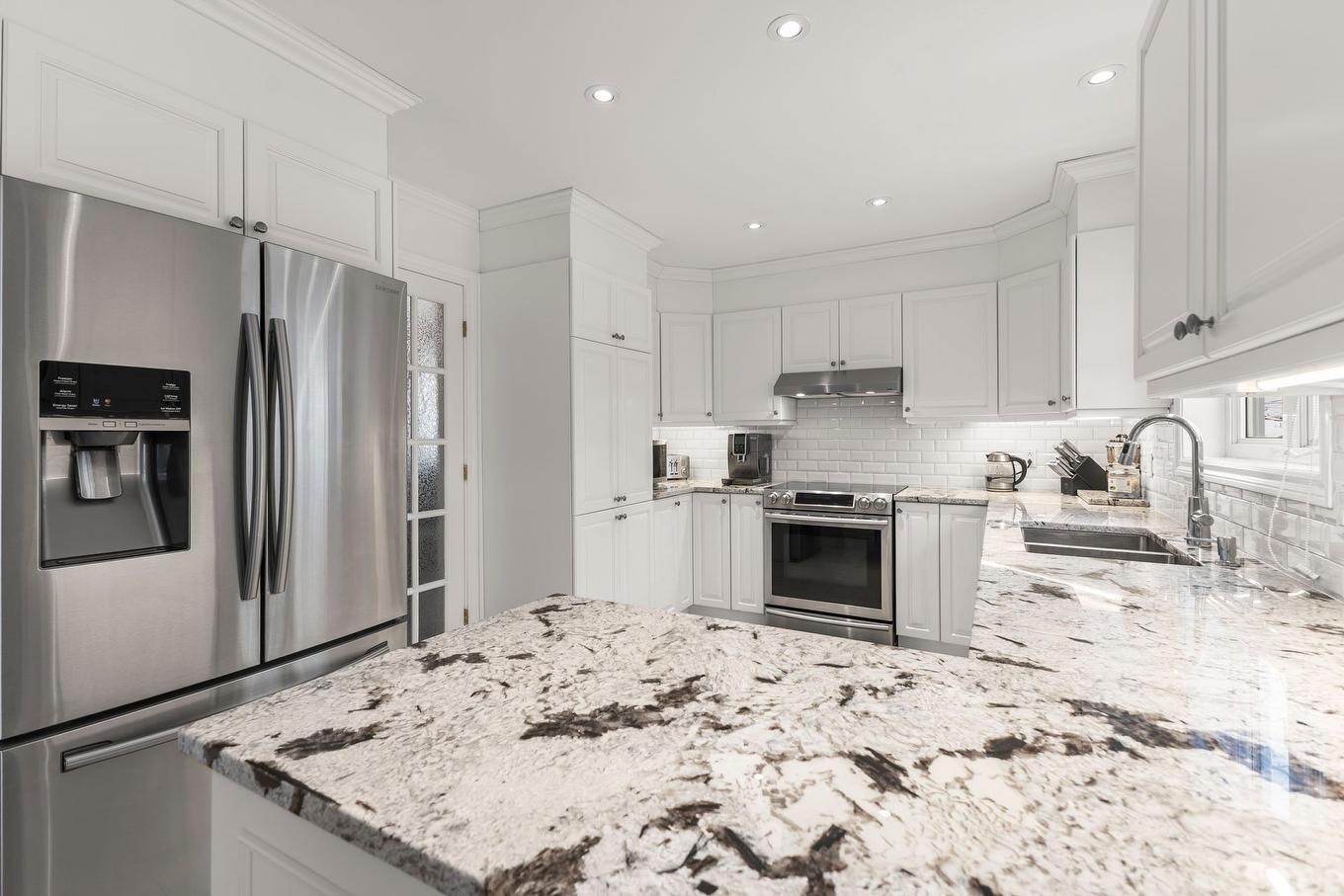 Cuisine - 40 Rue Michel-Mcnabb, Notre-Dame-De-L'Île-Perrot, QC - Indoor Photo Showing Kitchen With Double Sink With Upgraded Kitchen