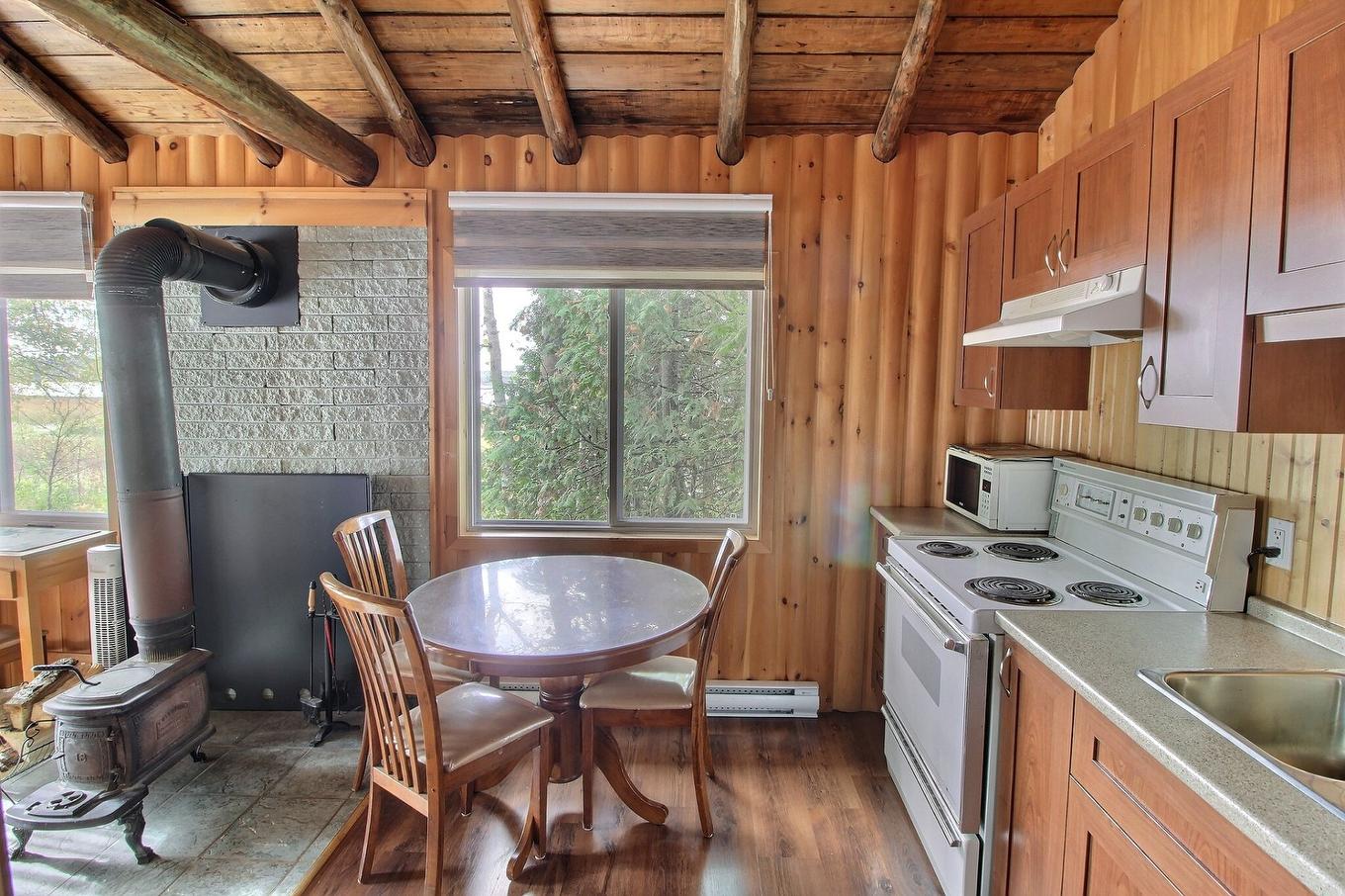 Coin-repas - 1124 Ch. De La Baie-Solitaire, Rouyn-Noranda, QC - Indoor Photo Showing Kitchen