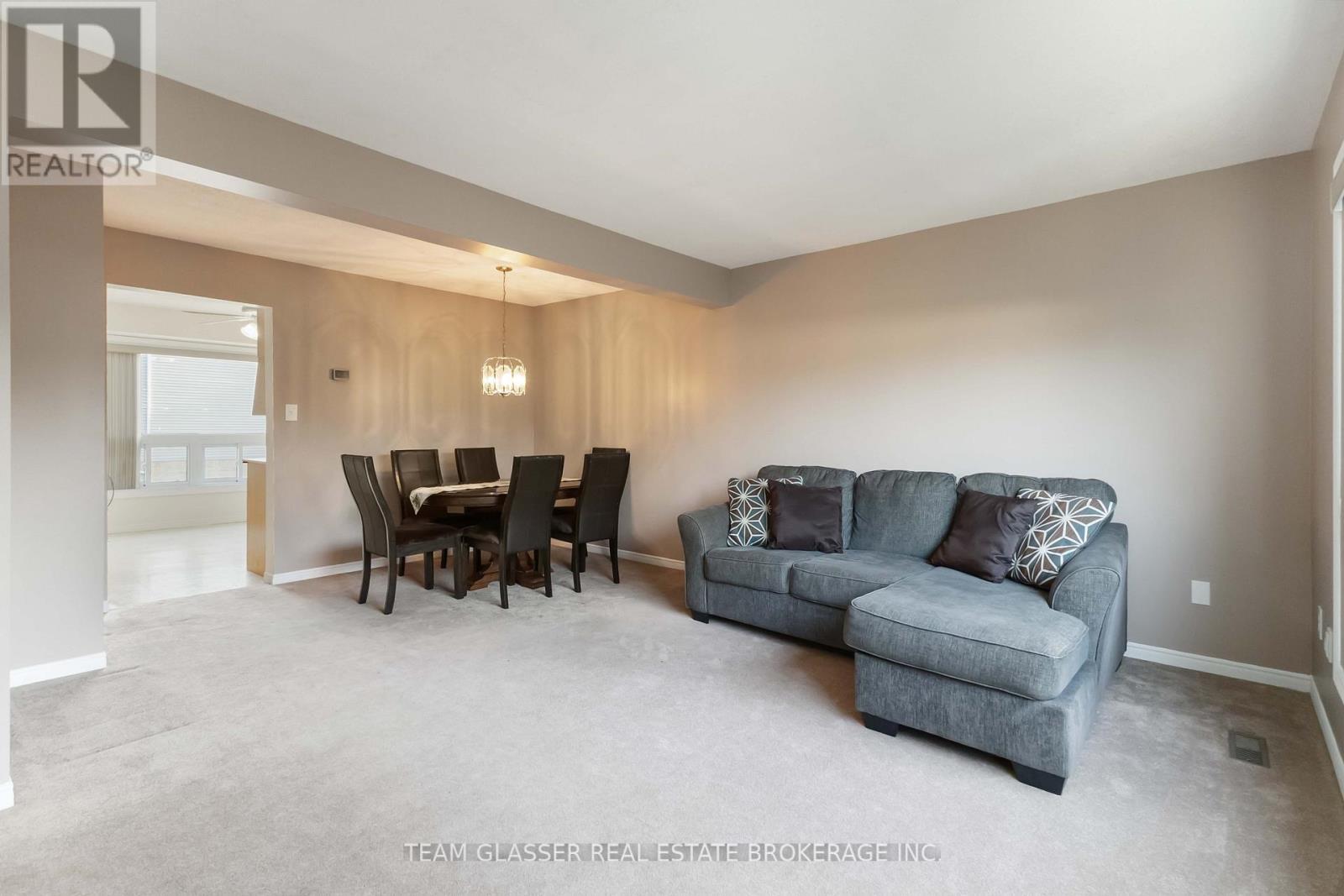 63 - 1990 Wavell Street, London East (East I), ON - Indoor Photo Showing Living Room