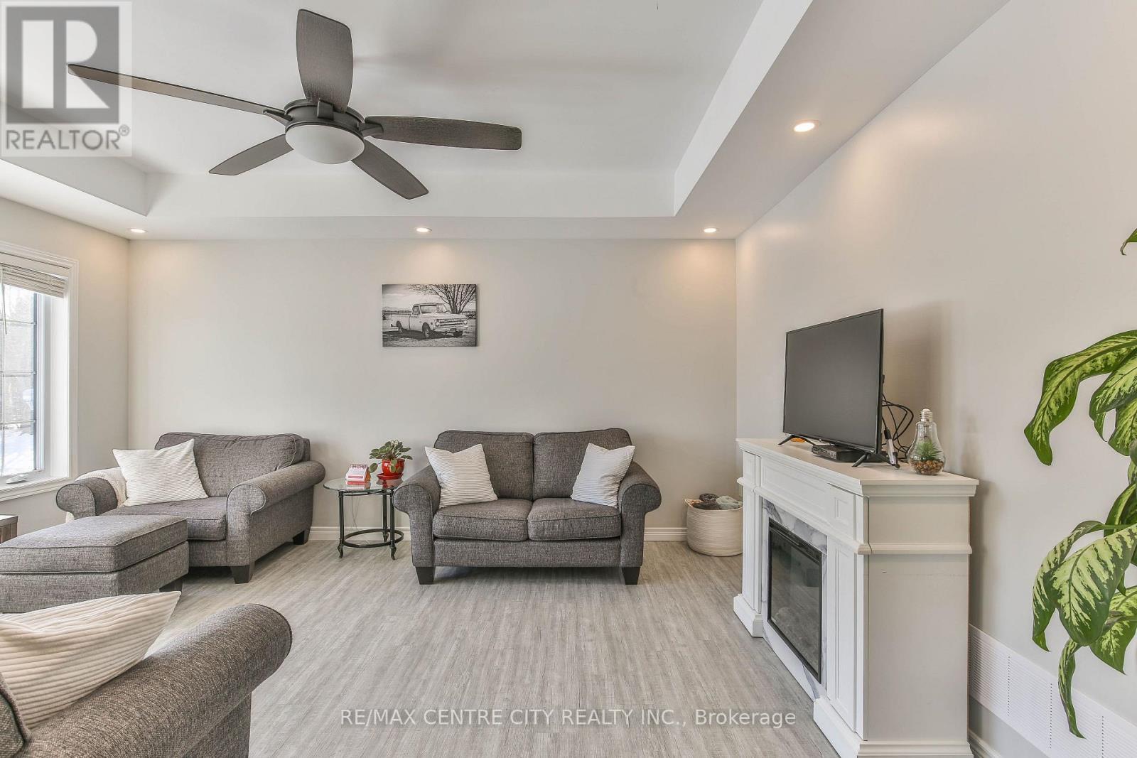 6605 Soper Road, Bayham, ON - Indoor Photo Showing Living Room