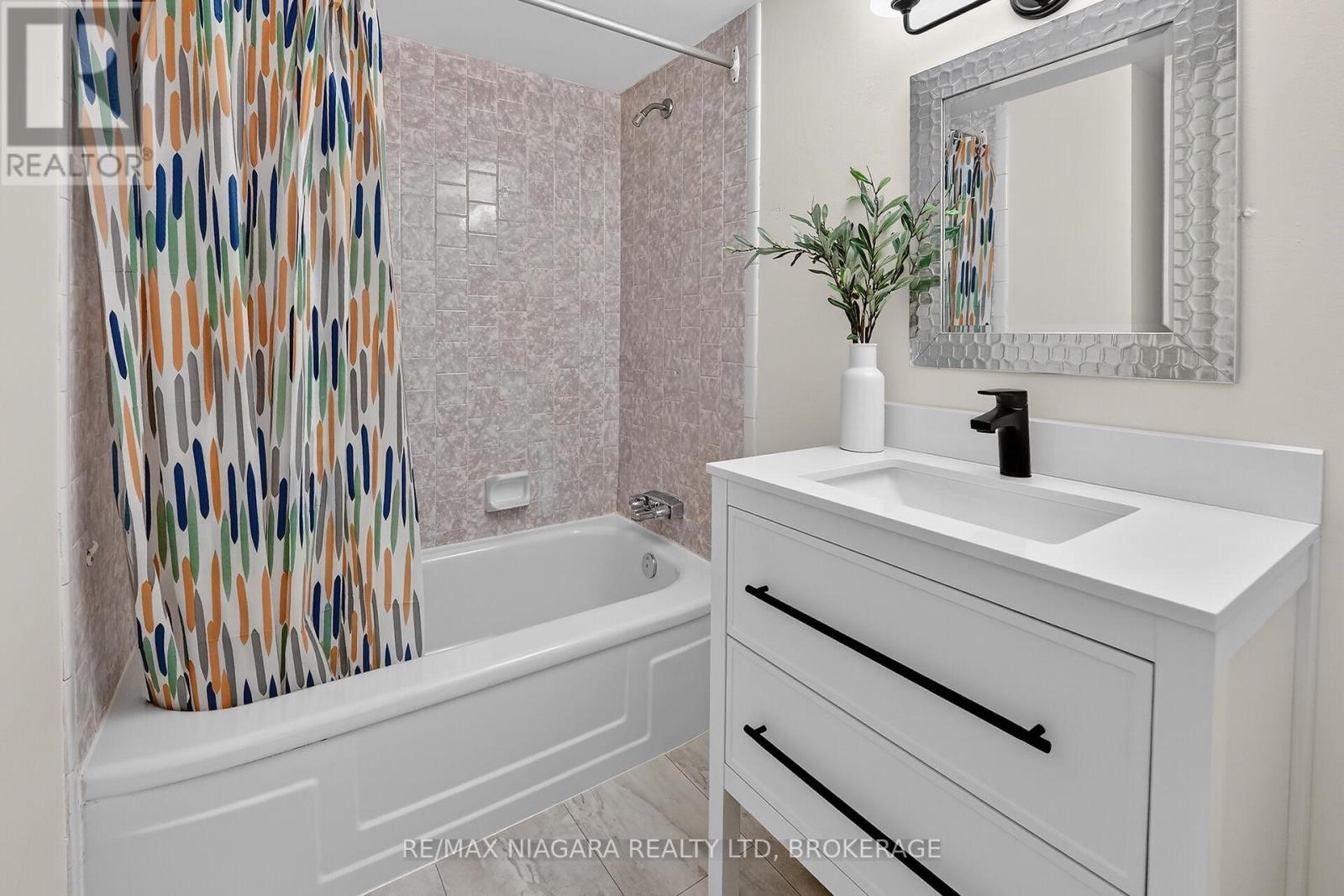 1003 - 365 Geneva Street, St. Catharines (Fairview), ON - Indoor Photo Showing Bathroom