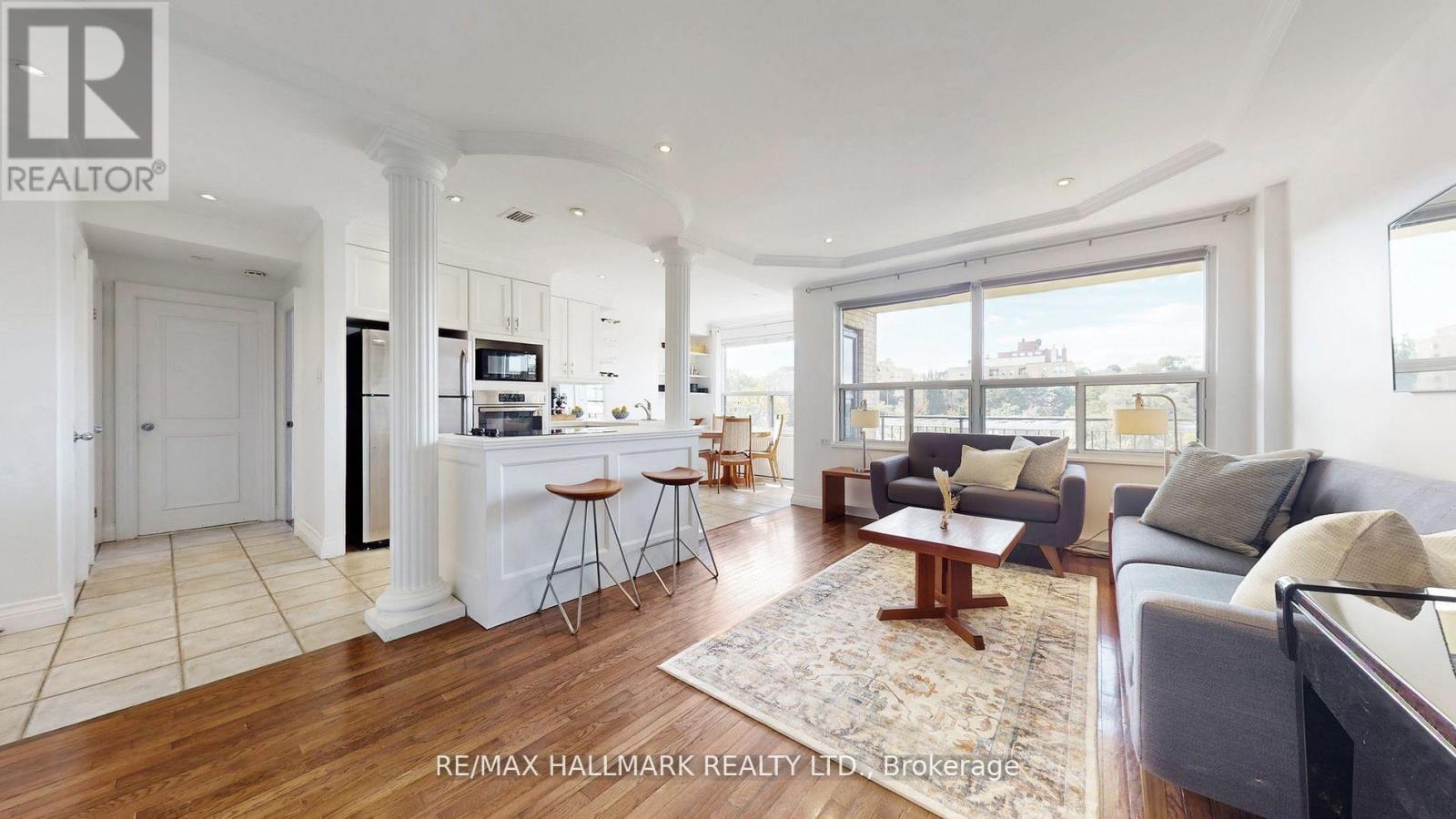 508 - 660 Eglinton Avenue W, Toronto, ON - Indoor Photo Showing Living Room
