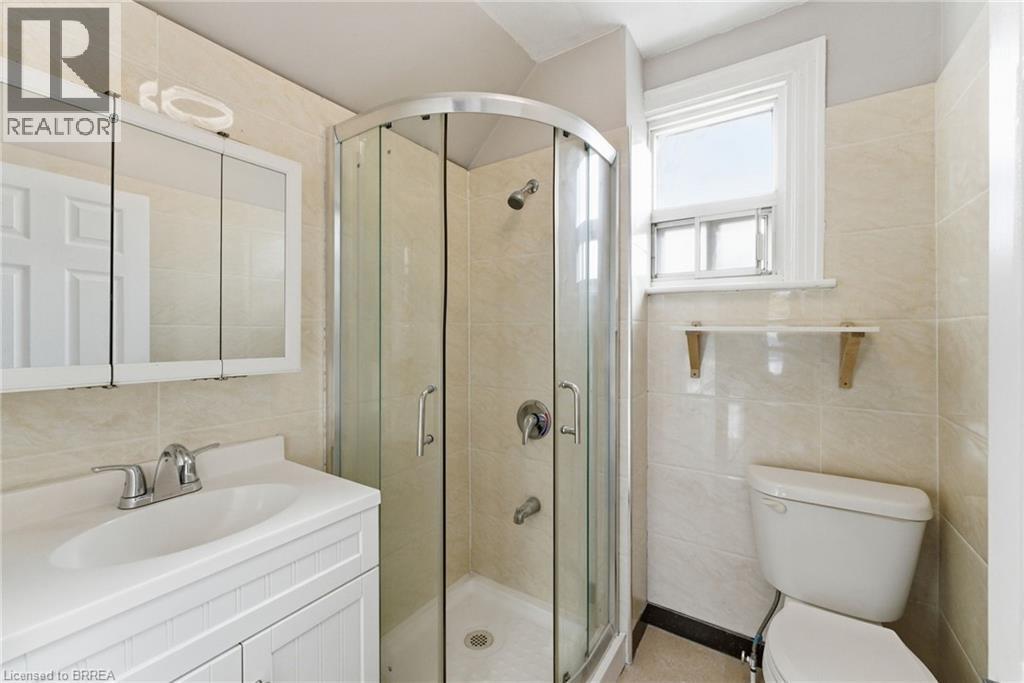 166 Beach Road, Hamilton, ON - Indoor Photo Showing Bathroom