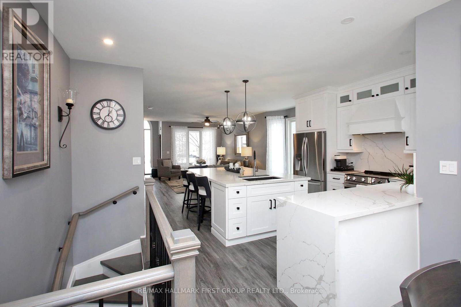 1010 Glenbourne Drive, Oshawa, ON - Indoor Photo Showing Kitchen With Upgraded Kitchen