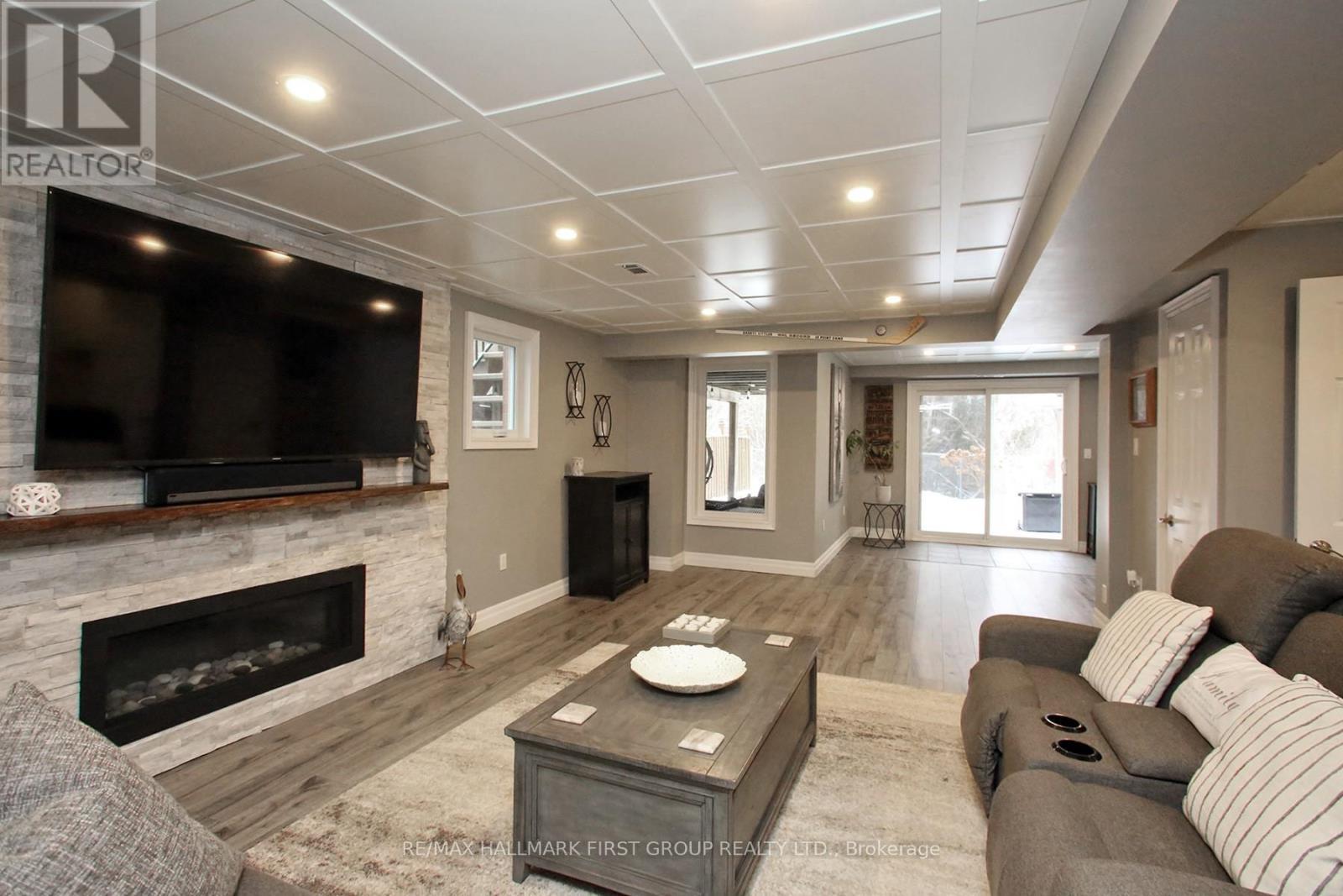 1010 Glenbourne Drive, Oshawa, ON - Indoor Photo Showing Living Room With Fireplace