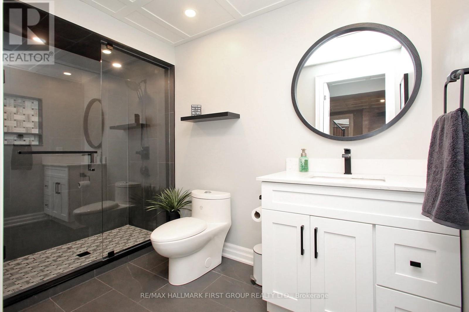 1010 Glenbourne Drive, Oshawa, ON - Indoor Photo Showing Bathroom