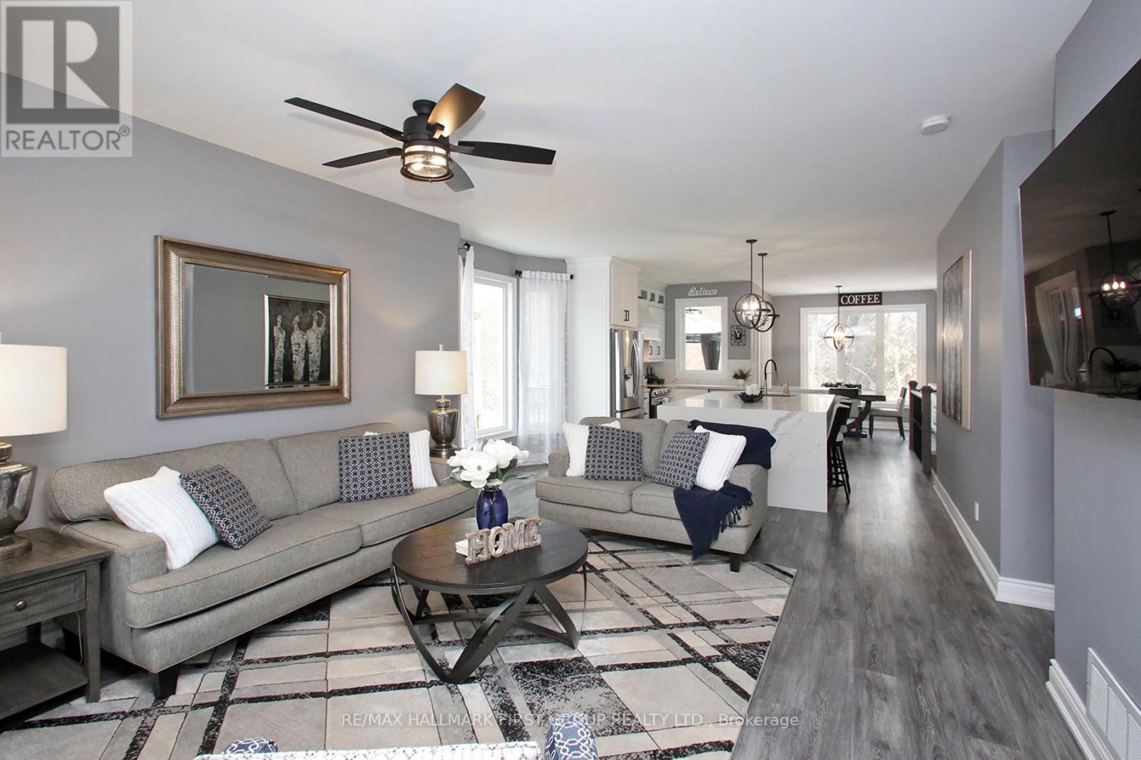 1010 Glenbourne Drive, Oshawa, ON - Indoor Photo Showing Living Room