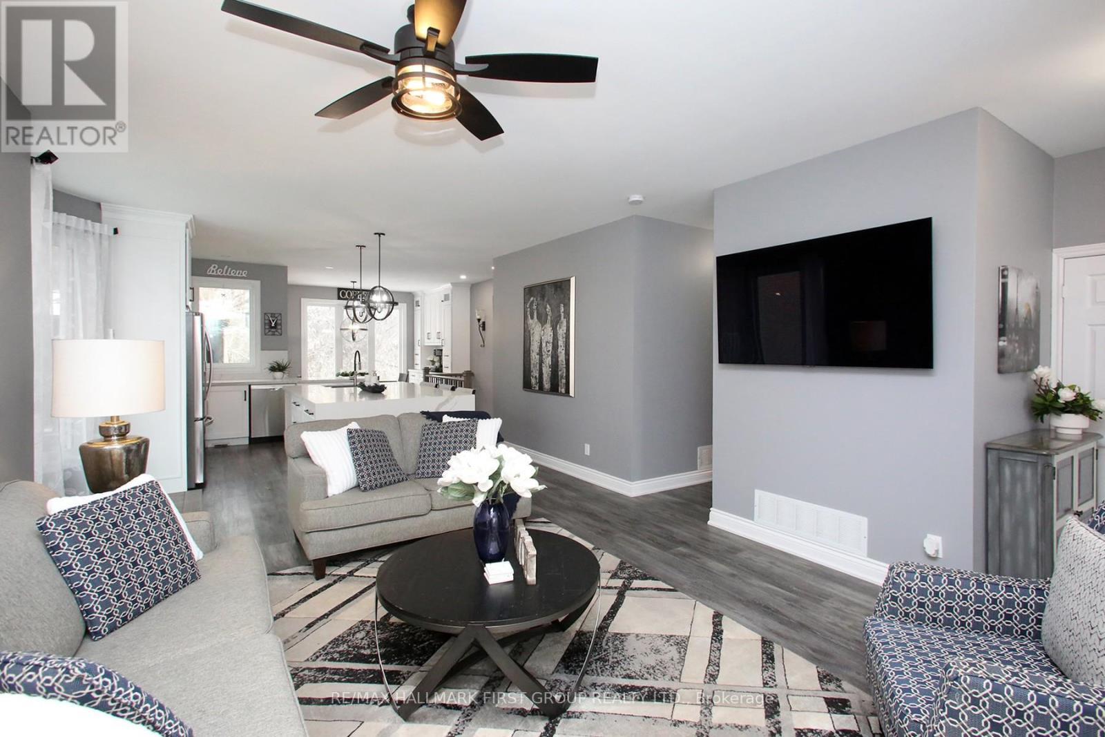 1010 Glenbourne Drive, Oshawa, ON - Indoor Photo Showing Living Room
