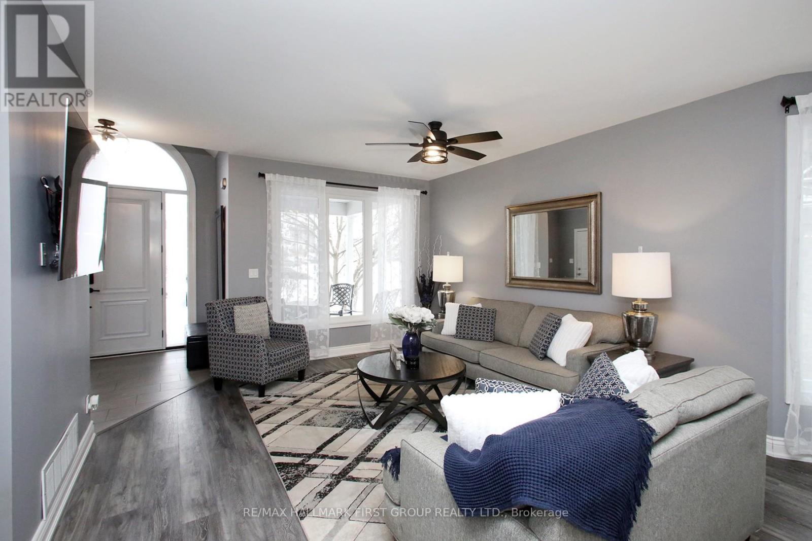 1010 Glenbourne Drive, Oshawa, ON - Indoor Photo Showing Living Room