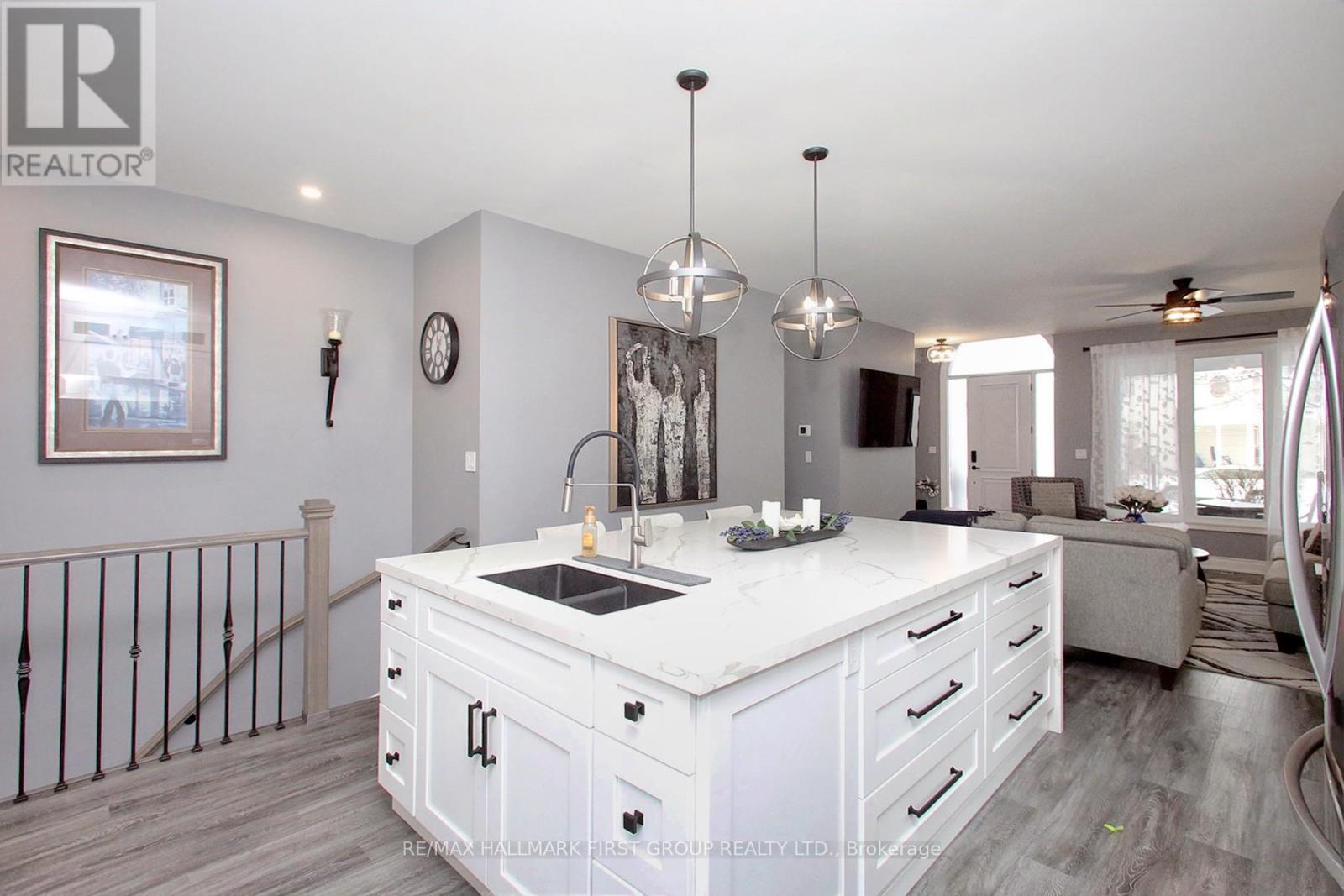 1010 Glenbourne Drive, Oshawa, ON - Indoor Photo Showing Kitchen With Double Sink With Upgraded Kitchen
