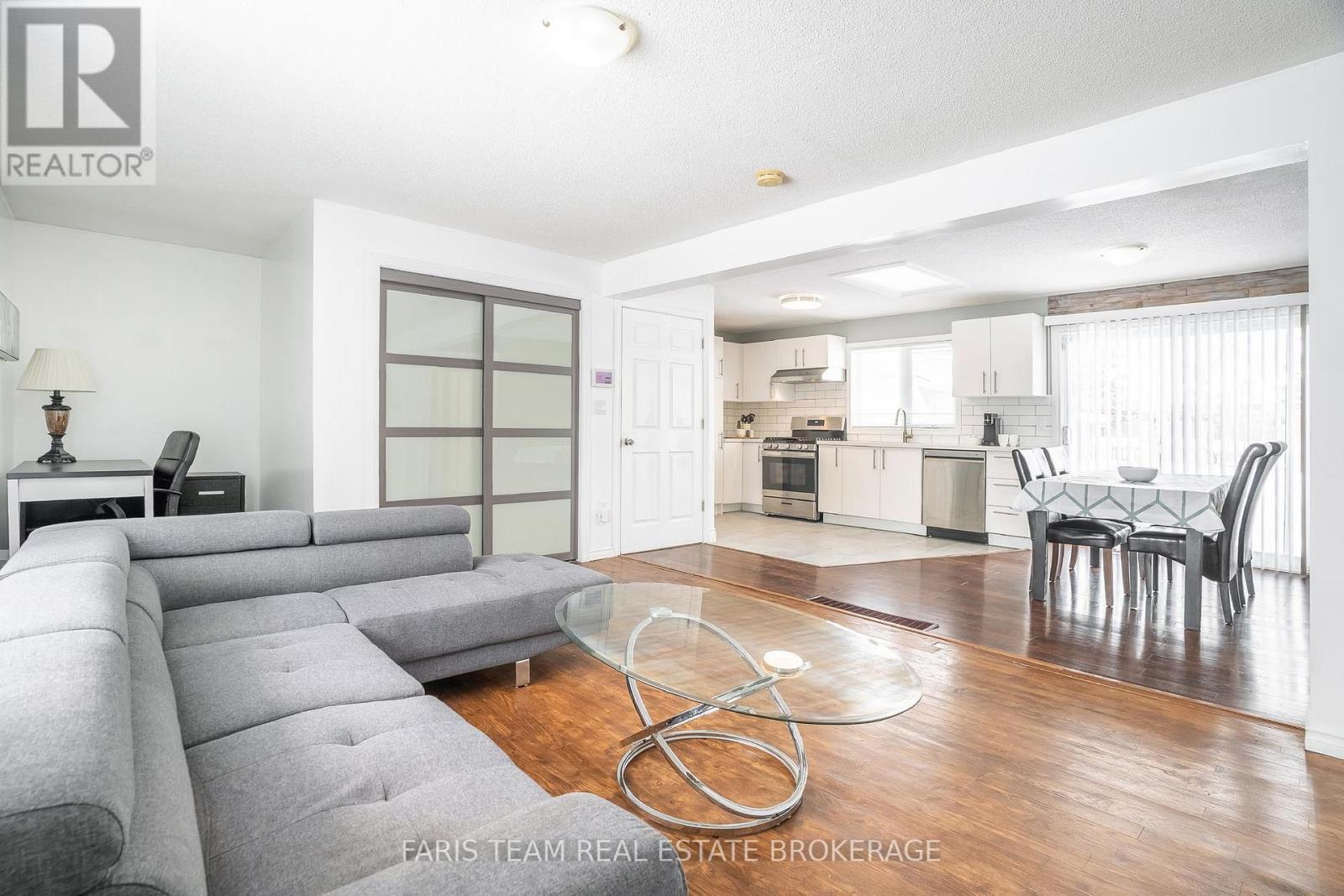 6950 Yonge Street, Innisfil, ON - Indoor Photo Showing Living Room