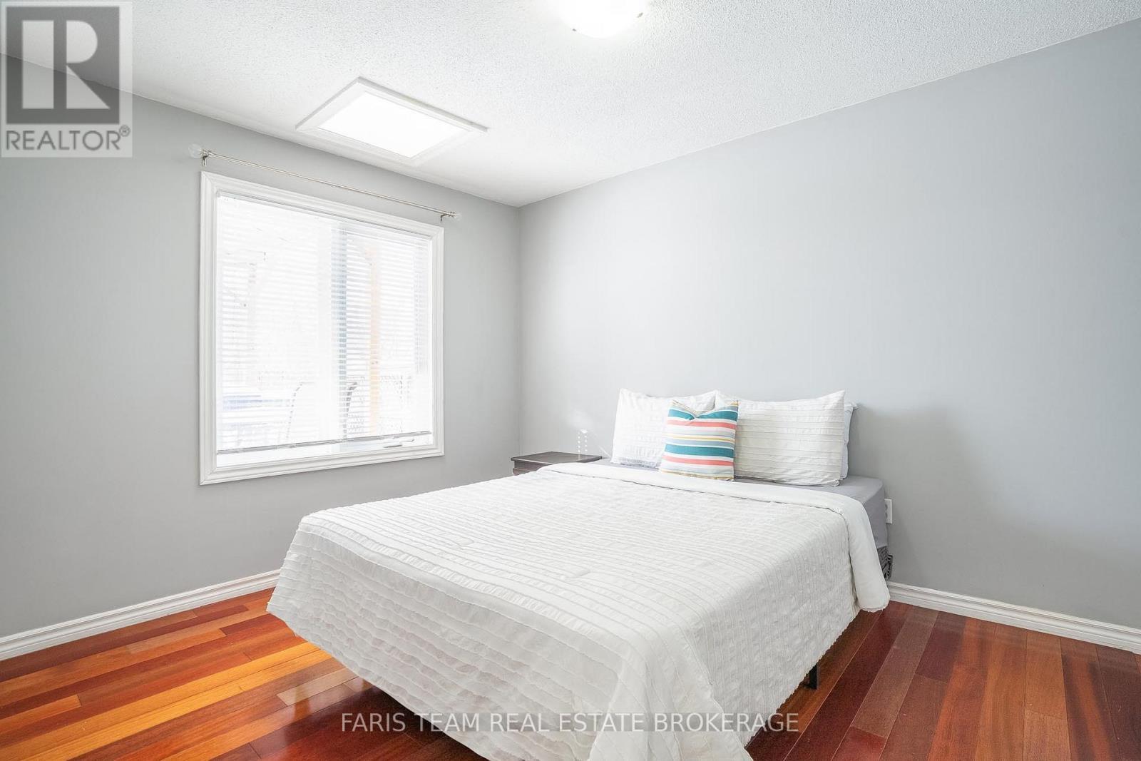 6950 Yonge Street, Innisfil, ON - Indoor Photo Showing Bedroom