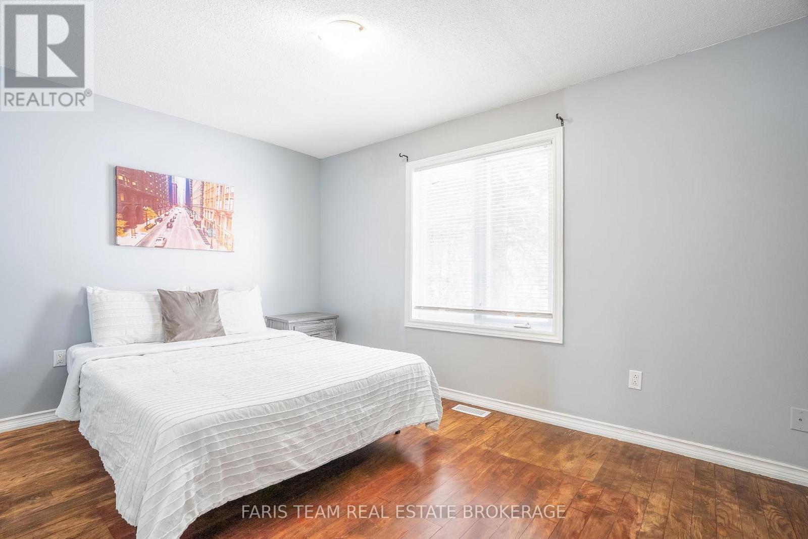 6950 Yonge Street, Innisfil, ON - Indoor Photo Showing Bedroom