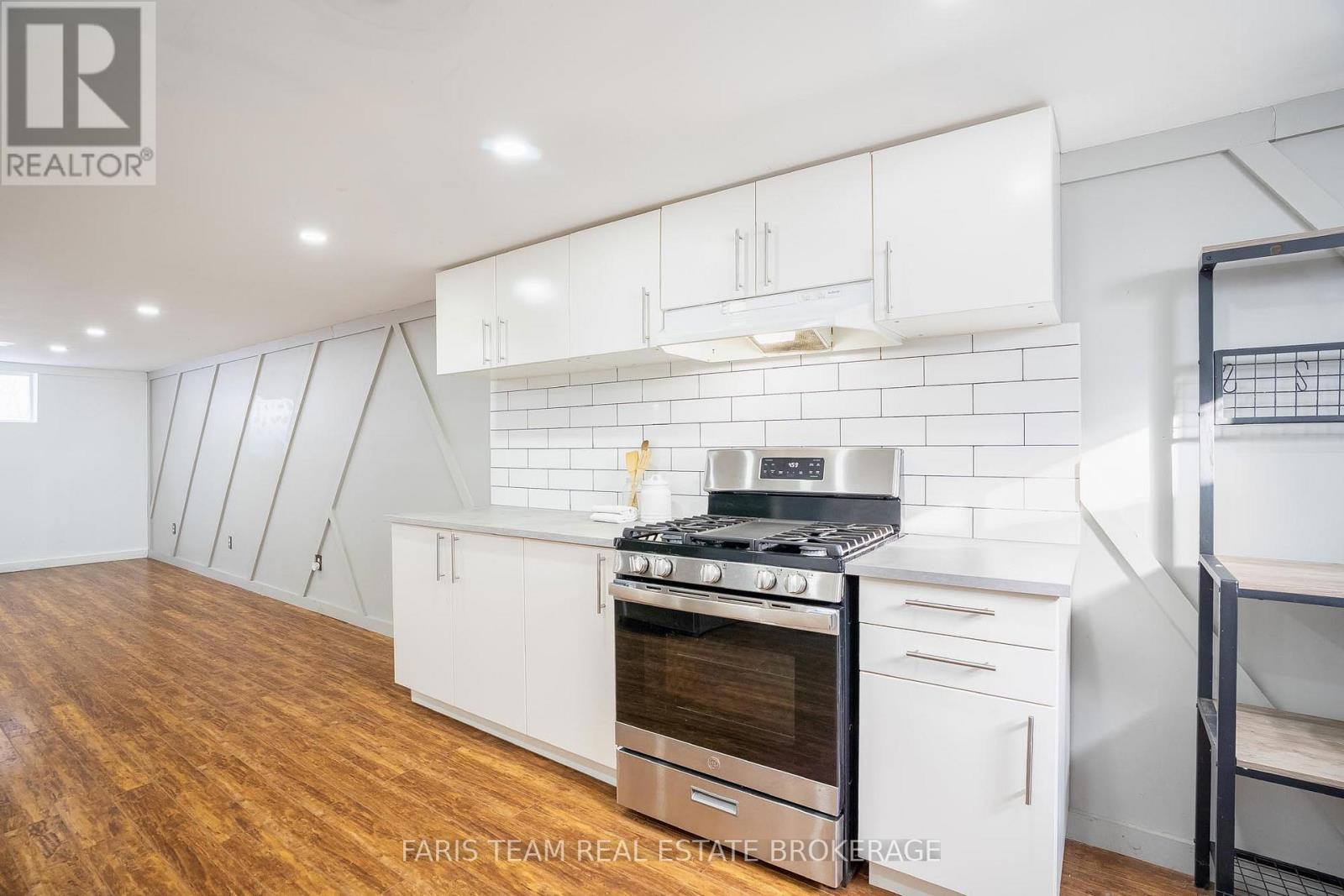 6950 Yonge Street, Innisfil, ON - Indoor Photo Showing Kitchen