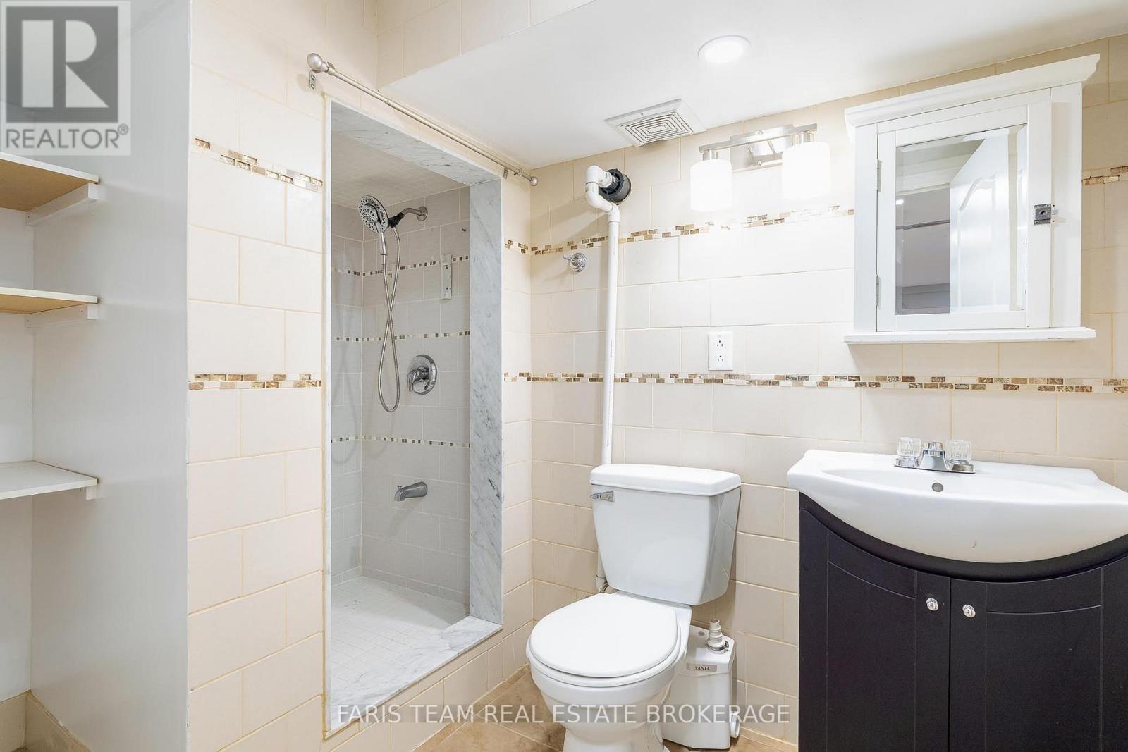 6950 Yonge Street, Innisfil, ON - Indoor Photo Showing Bathroom