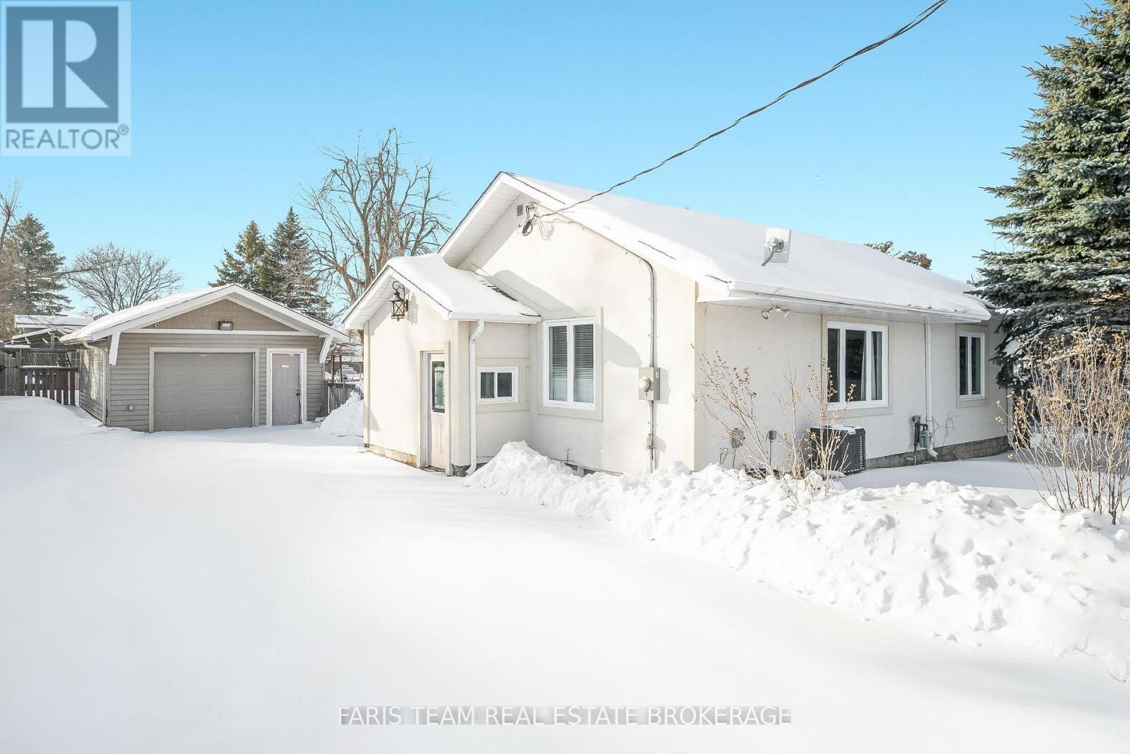 6950 Yonge Street, Innisfil, ON - Outdoor