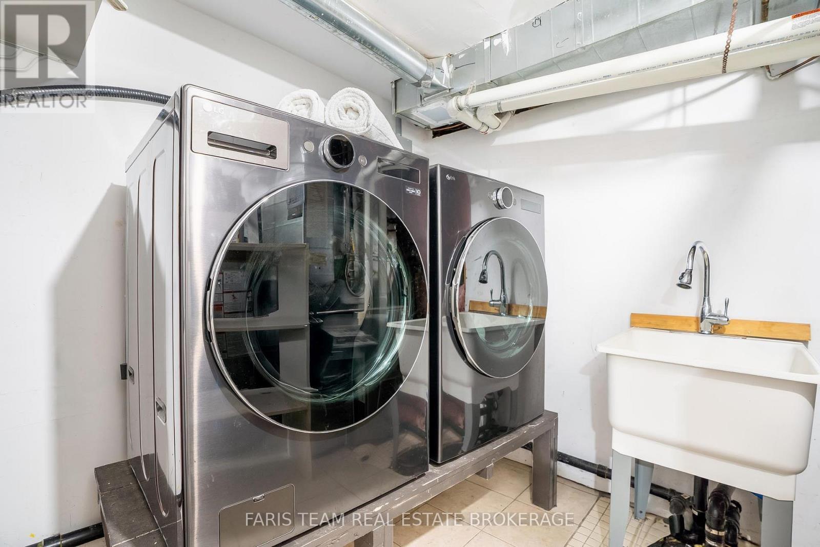 6950 Yonge Street, Innisfil, ON - Indoor Photo Showing Laundry Room