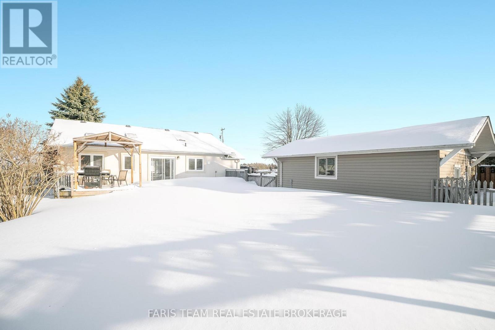 6950 Yonge Street, Innisfil, ON - Outdoor