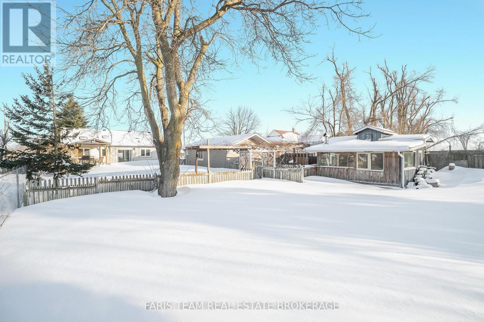 6950 Yonge Street, Innisfil, ON - Outdoor