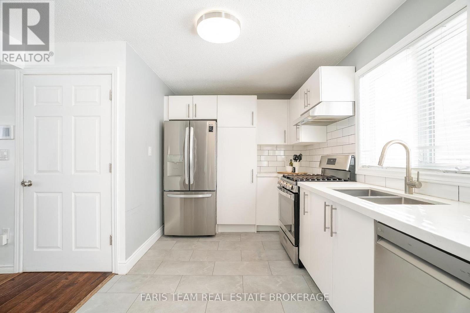6950 Yonge Street, Innisfil, ON - Indoor Photo Showing Kitchen With Double Sink With Upgraded Kitchen