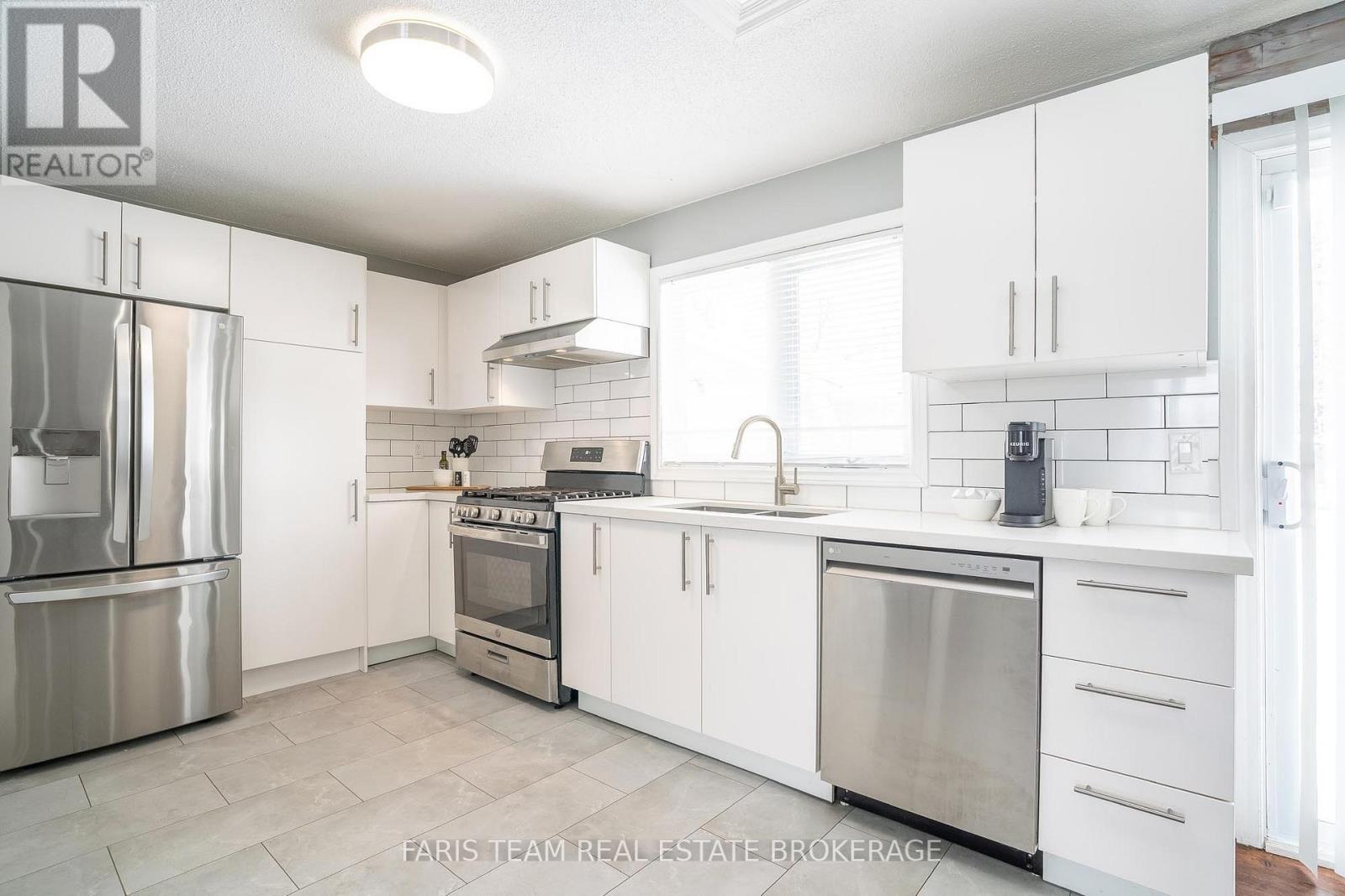 6950 Yonge Street, Innisfil, ON - Indoor Photo Showing Kitchen With Upgraded Kitchen