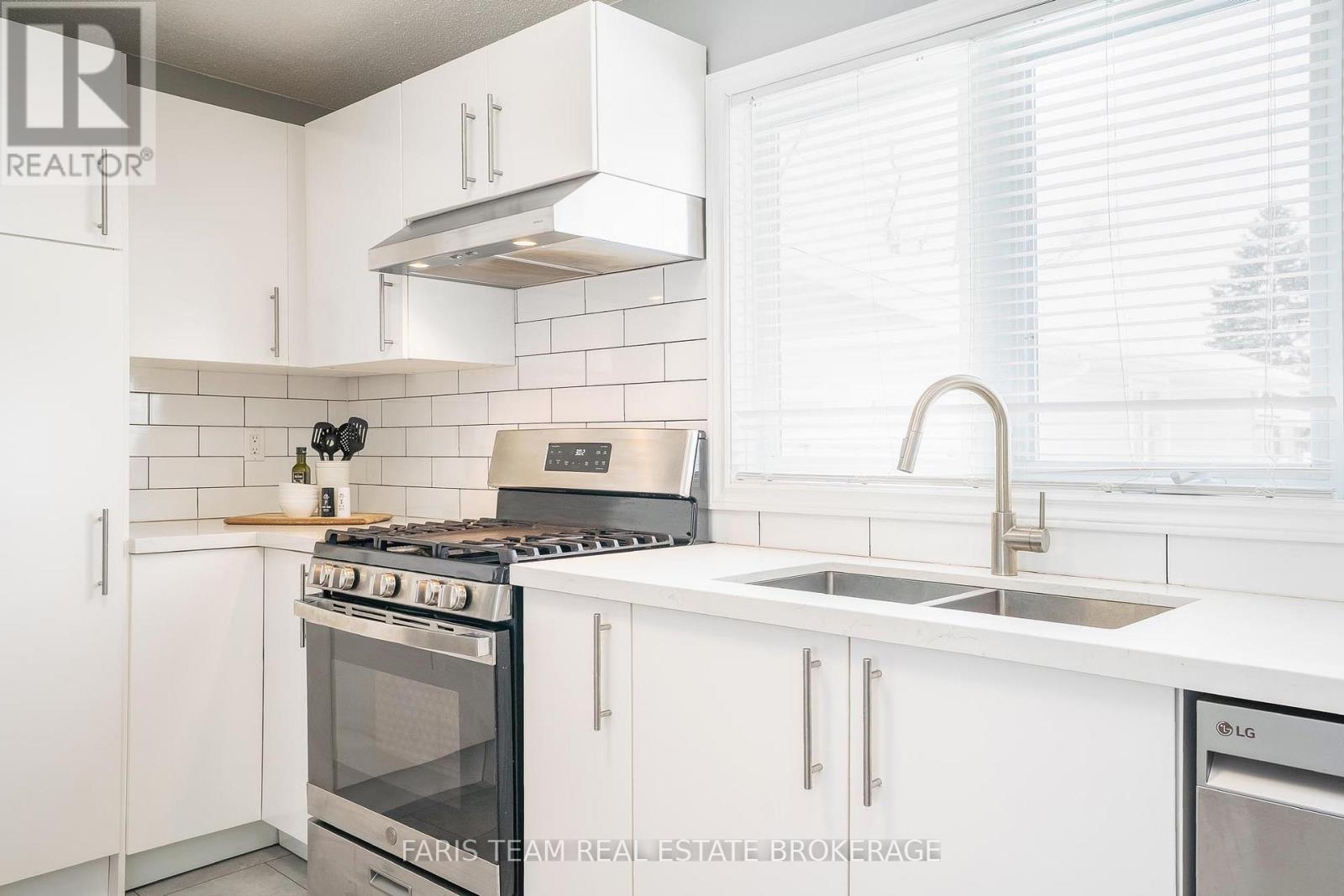 6950 Yonge Street, Innisfil, ON - Indoor Photo Showing Kitchen With Double Sink With Upgraded Kitchen