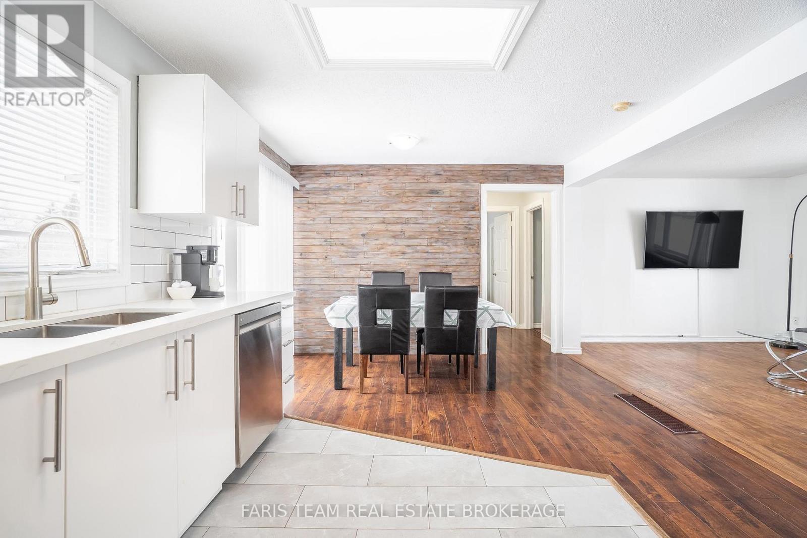 6950 Yonge Street, Innisfil, ON - Indoor Photo Showing Kitchen With Double Sink