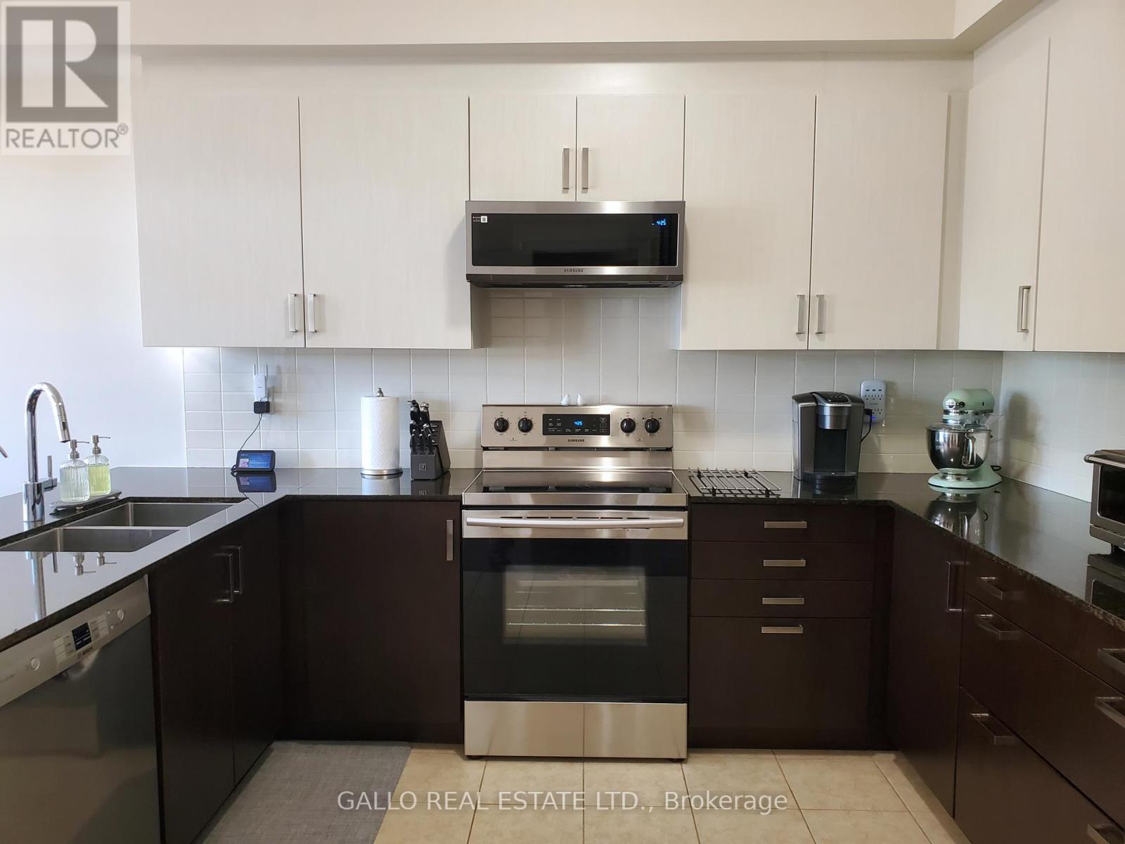 124 Countryman Road, East Gwillimbury, ON - Indoor Photo Showing Kitchen With Double Sink