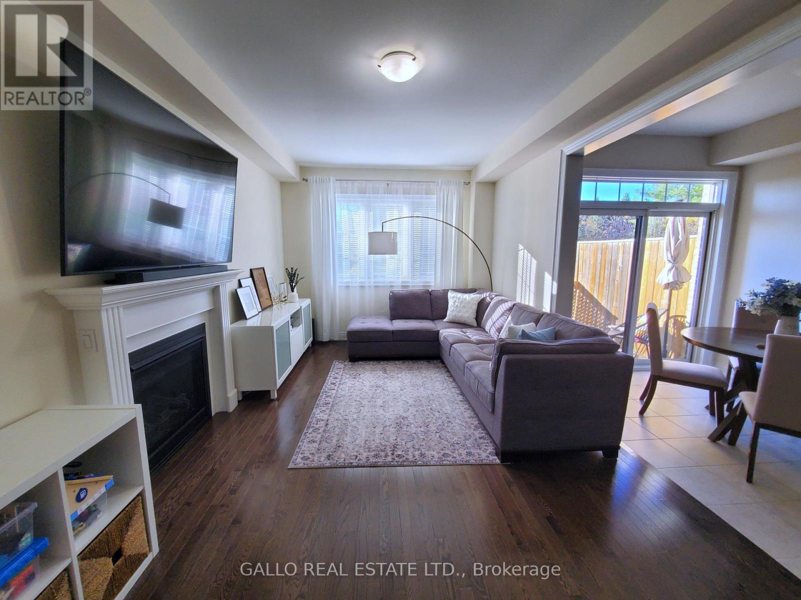 124 Countryman Road, East Gwillimbury, ON - Indoor Photo Showing Living Room With Fireplace