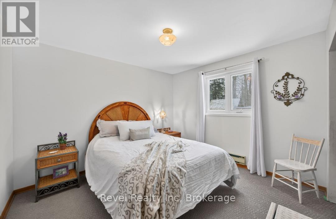 8 Manitou Crescent, Tiny, ON - Indoor Photo Showing Bedroom