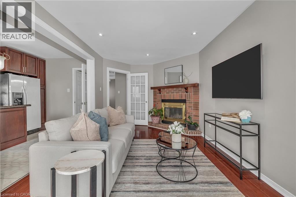 3390 Columbine Crescent, Mississauga, ON - Indoor Photo Showing Living Room With Fireplace