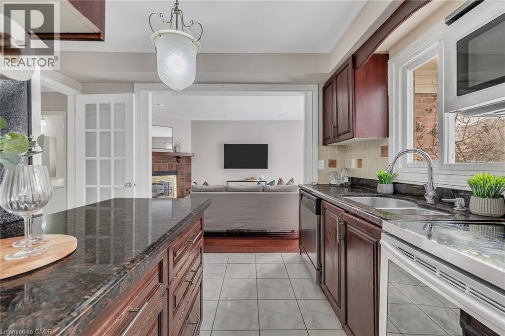 3390 Columbine Crescent, Mississauga, ON - Indoor Photo Showing Kitchen