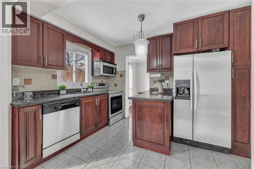 3390 Columbine Crescent, Mississauga, ON - Indoor Photo Showing Kitchen