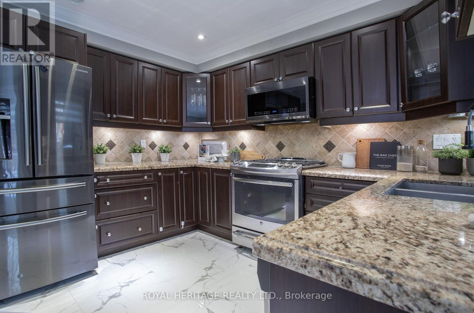 9 Sato Street, Whitby (Williamsburg), ON - Indoor Photo Showing Kitchen With Double Sink With Upgraded Kitchen