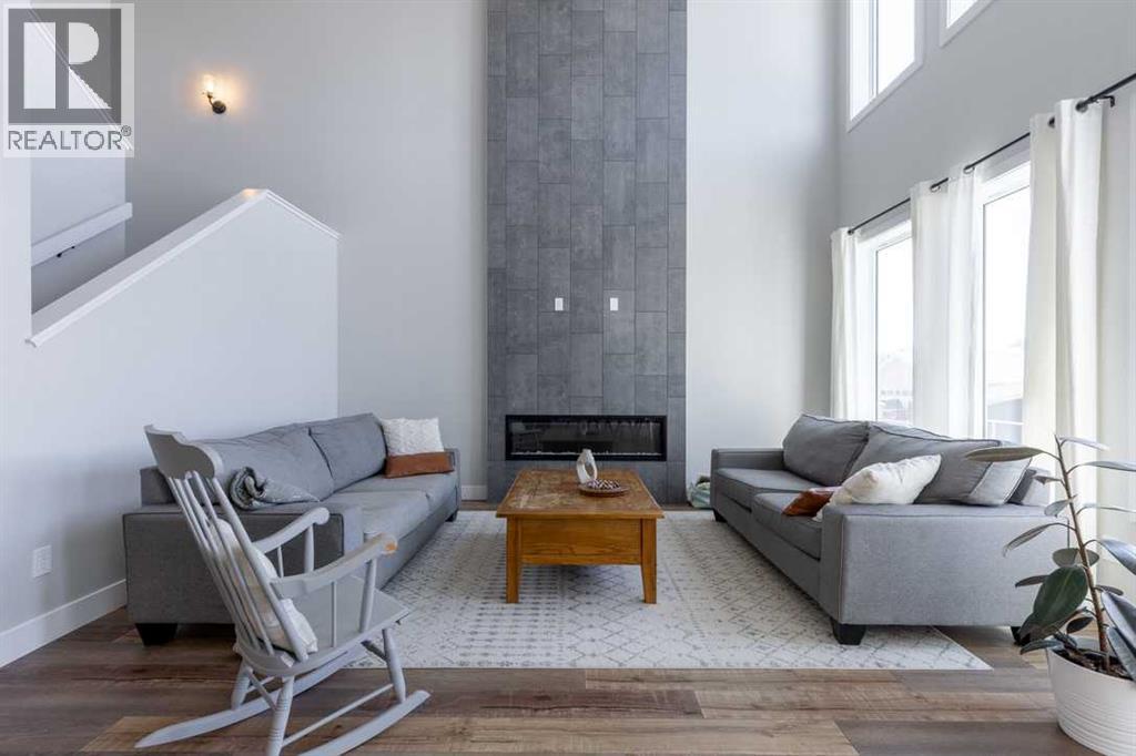 4889 7Th Street W, Claresholm, AB - Indoor Photo Showing Living Room