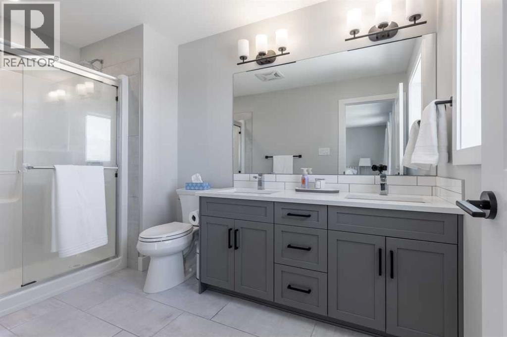 4889 7Th Street W, Claresholm, AB - Indoor Photo Showing Bathroom