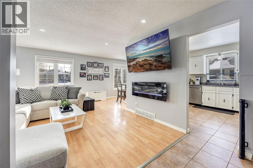 216 Blackthorn Crescent, St Clair, ON - Indoor Photo Showing Living Room With Fireplace