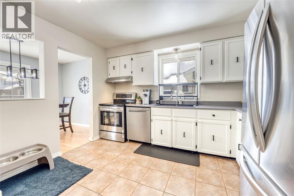 216 Blackthorn Crescent, St Clair, ON - Indoor Photo Showing Kitchen