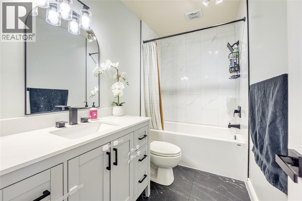 216 Blackthorn Crescent, St Clair, ON - Indoor Photo Showing Bathroom