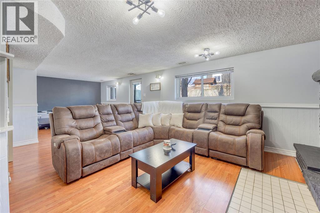216 Blackthorn Crescent, St Clair, ON - Indoor Photo Showing Living Room