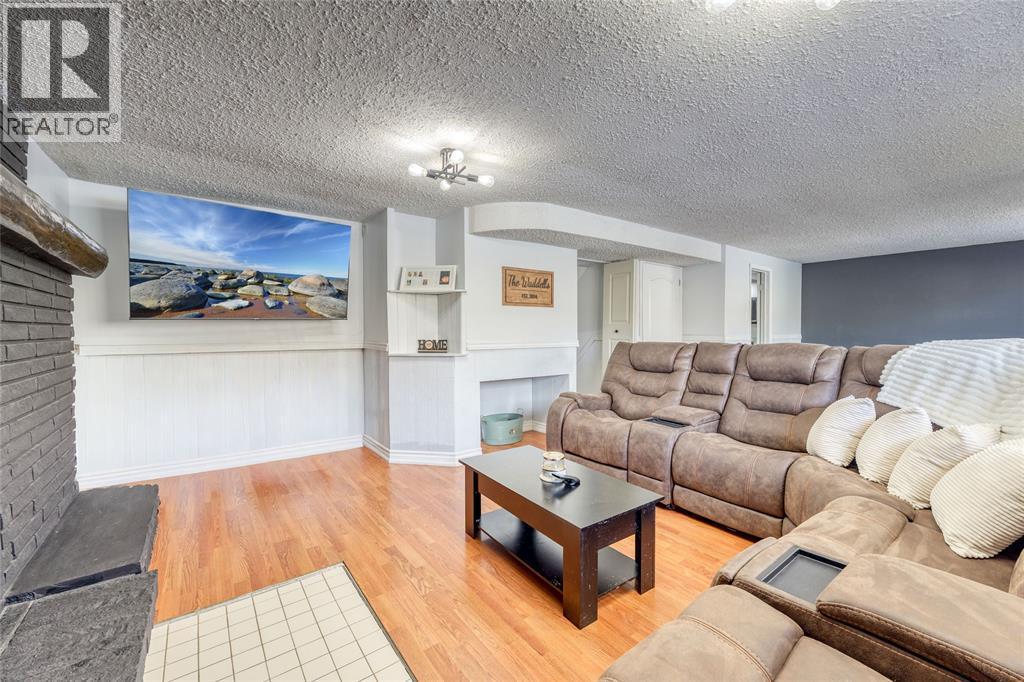 216 Blackthorn Crescent, St Clair, ON - Indoor Photo Showing Living Room