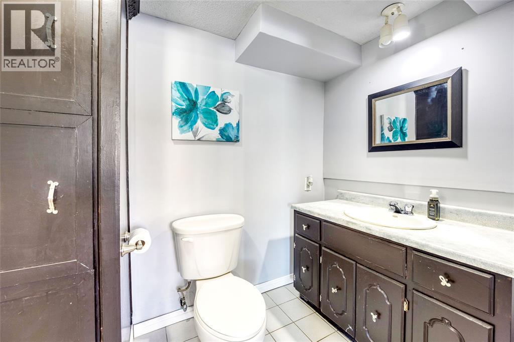 216 Blackthorn Crescent, St Clair, ON - Indoor Photo Showing Bathroom