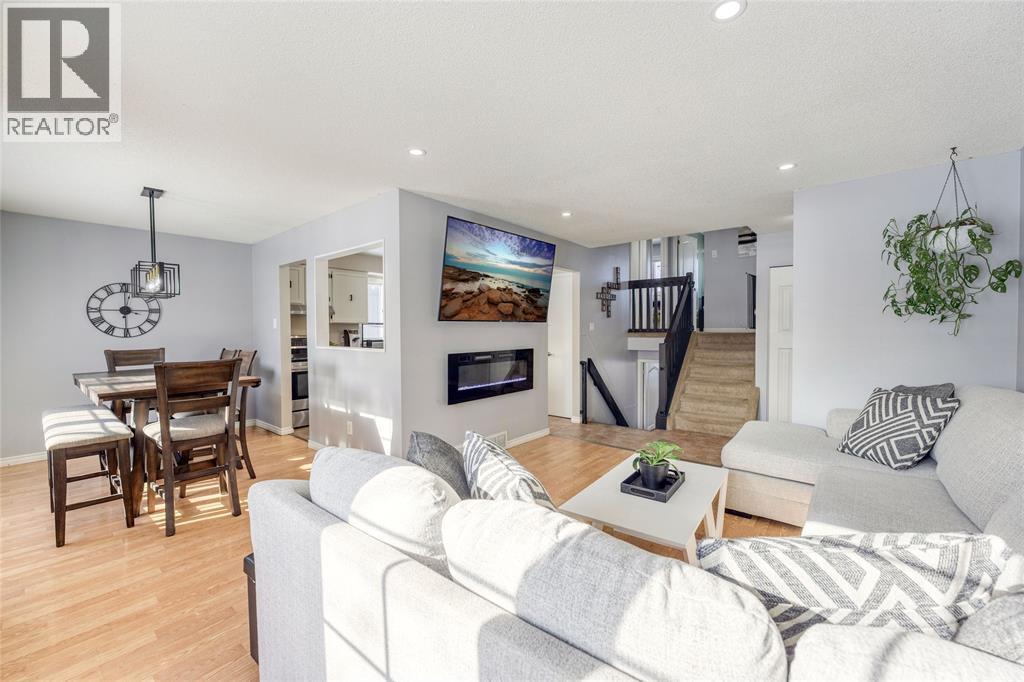 216 Blackthorn Crescent, St Clair, ON - Indoor Photo Showing Living Room With Fireplace
