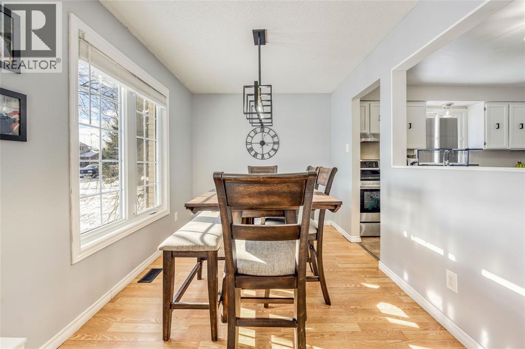 216 Blackthorn Crescent, St Clair, ON - Indoor Photo Showing Dining Room