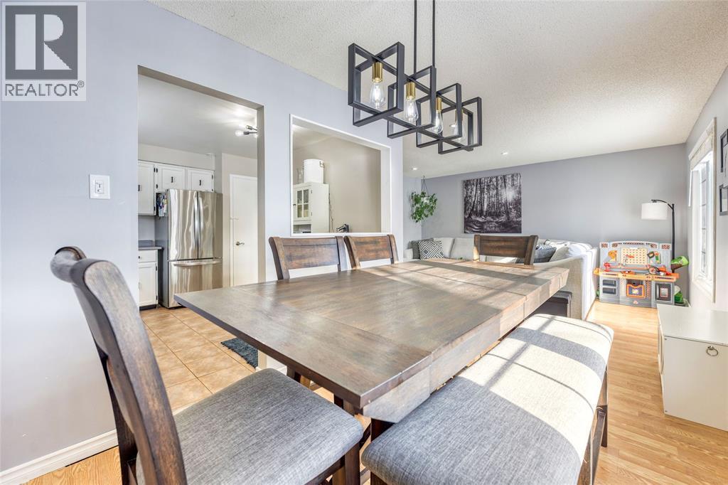 216 Blackthorn Crescent, St Clair, ON - Indoor Photo Showing Dining Room