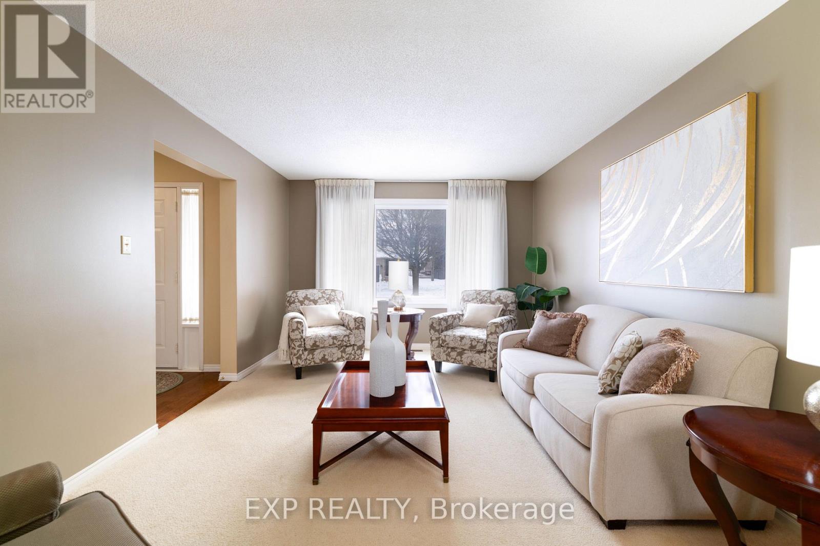 Living Room - 200 Biscayne Boulevard, Georgina, ON - Indoor Photo Showing Living Room