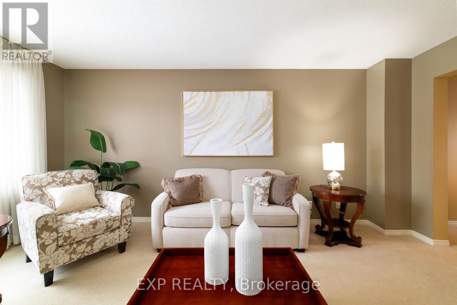 200 Biscayne Boulevard, Georgina, ON - Indoor Photo Showing Living Room